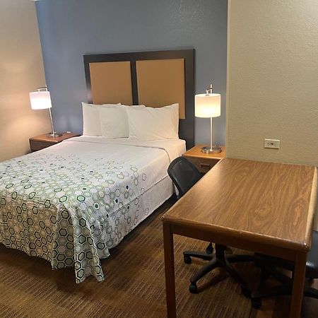 Hometowne Studios And Suites By Red Roof Greensboro Ngoại thất bức ảnh
