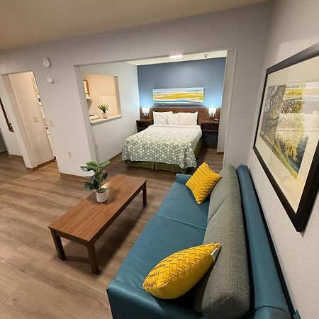 Hometowne Studios And Suites By Red Roof Greensboro Ngoại thất bức ảnh