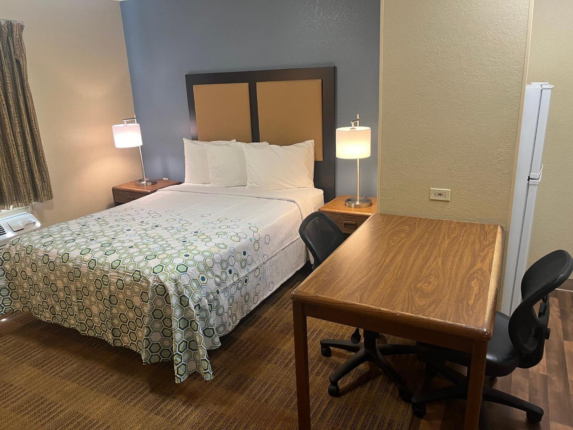 Hometowne Studios And Suites By Red Roof Greensboro Ngoại thất bức ảnh