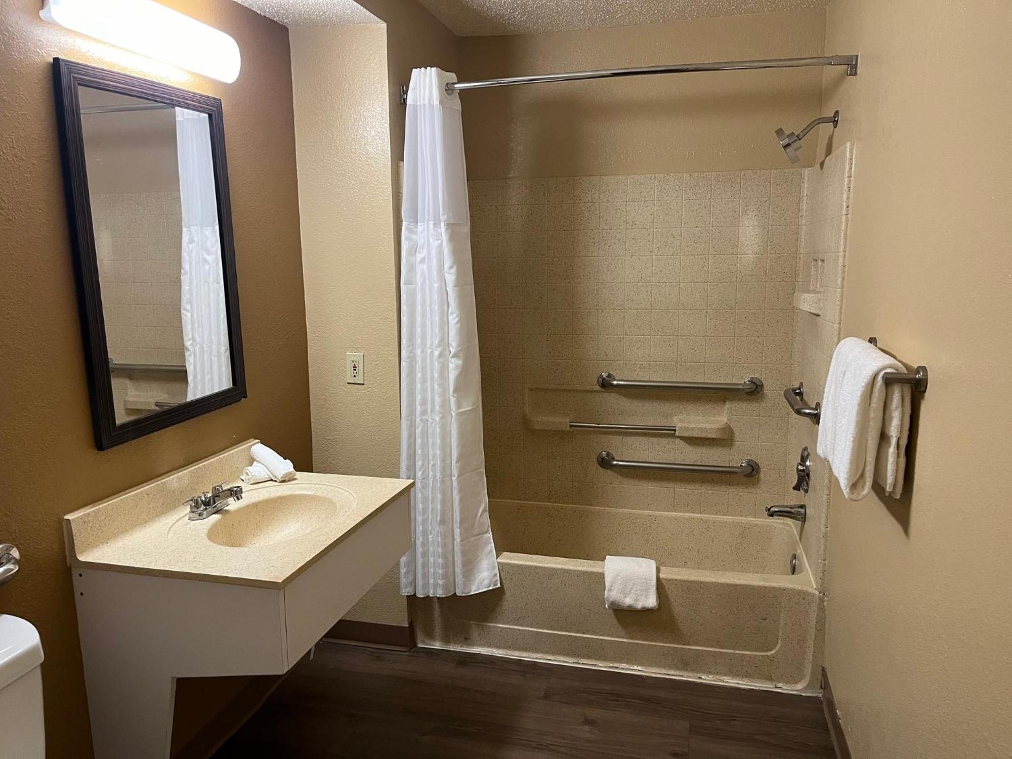 Hometowne Studios And Suites By Red Roof Greensboro Ngoại thất bức ảnh