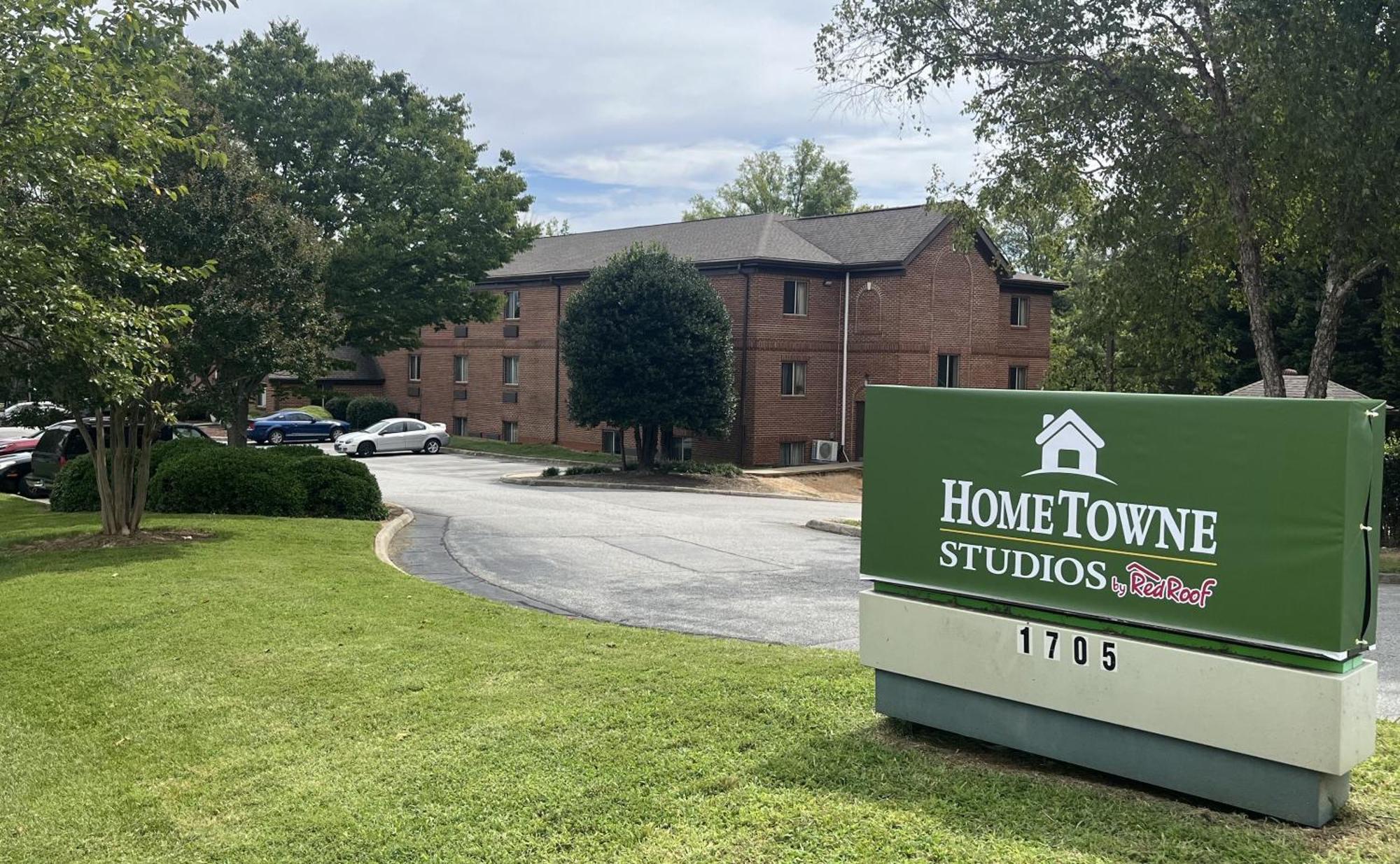 Hometowne Studios And Suites By Red Roof Greensboro Ngoại thất bức ảnh