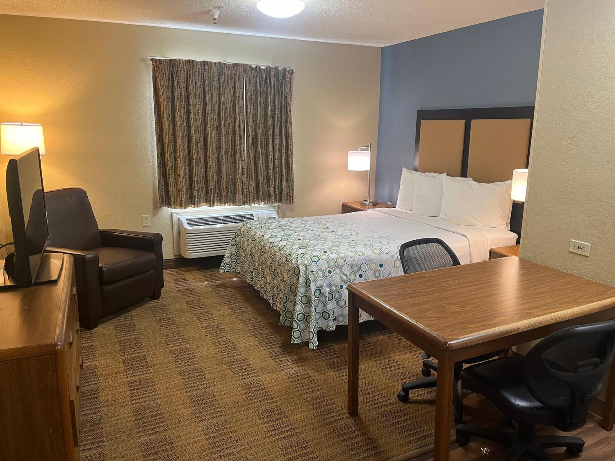 Hometowne Studios And Suites By Red Roof Greensboro Ngoại thất bức ảnh