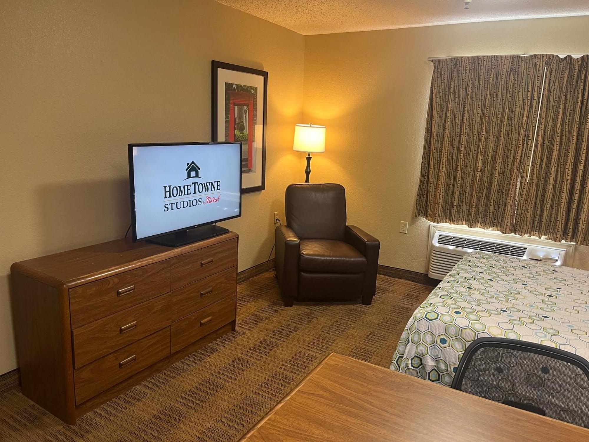 Hometowne Studios And Suites By Red Roof Greensboro Ngoại thất bức ảnh