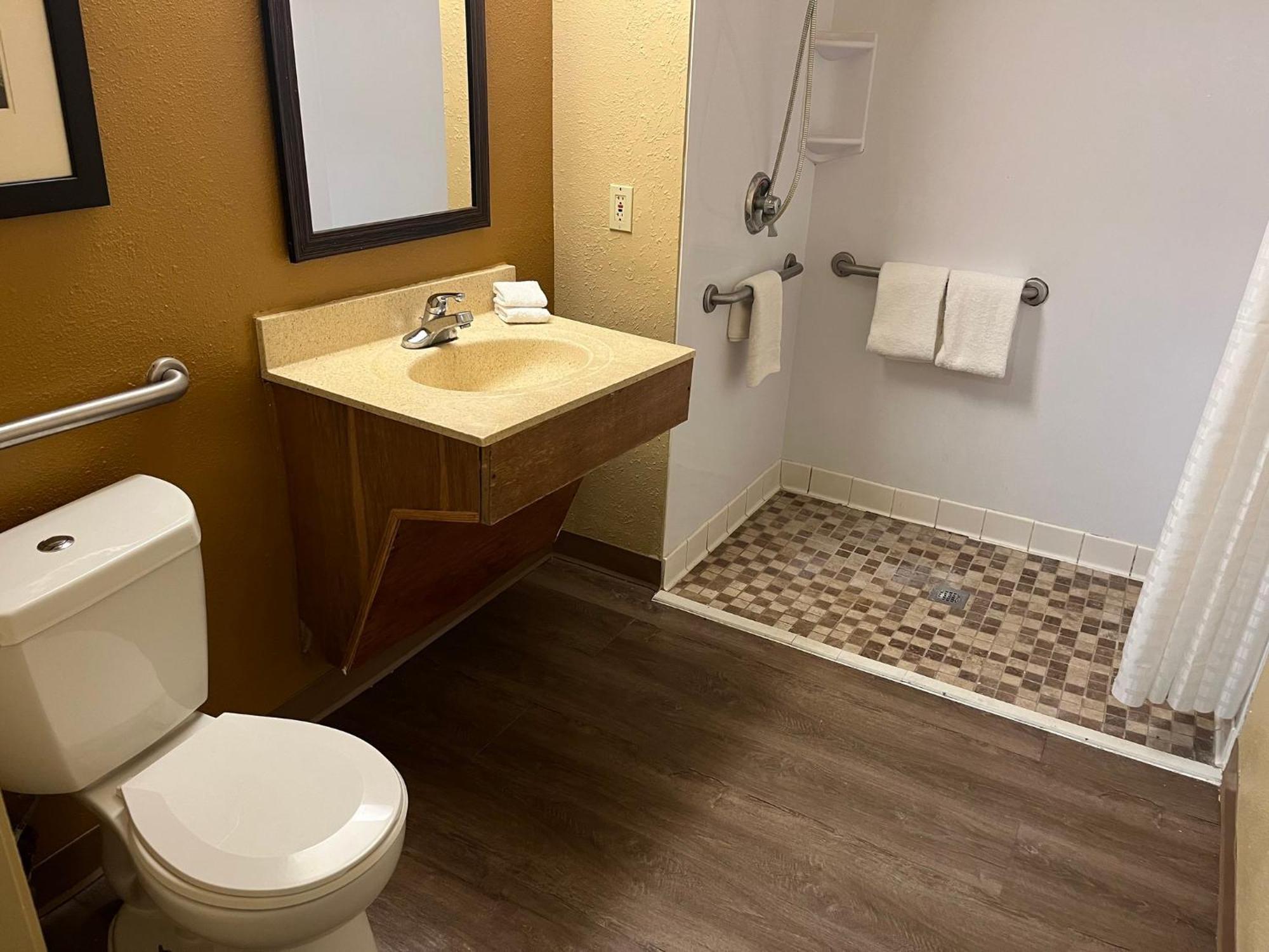 Hometowne Studios And Suites By Red Roof Greensboro Ngoại thất bức ảnh