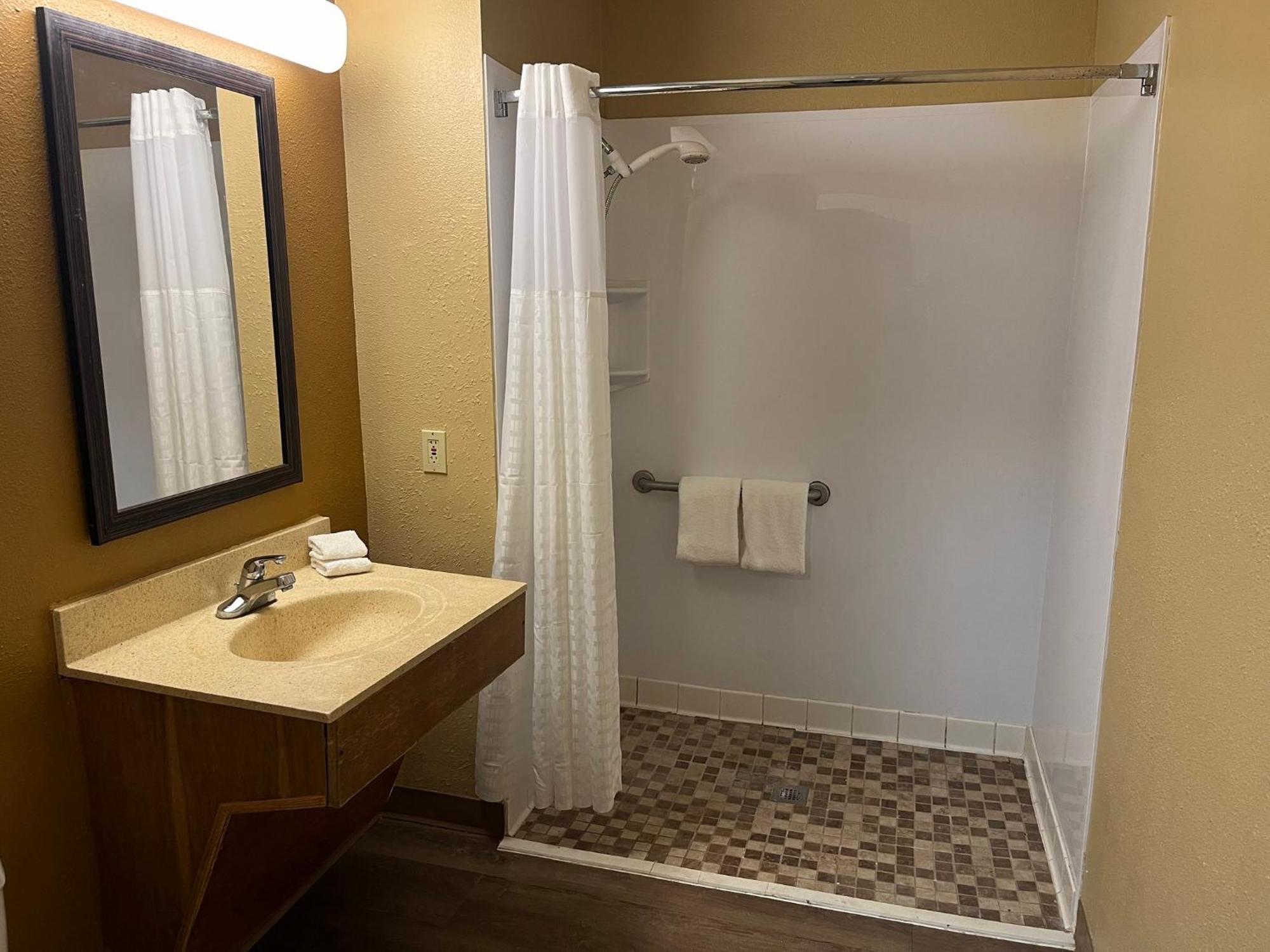 Hometowne Studios And Suites By Red Roof Greensboro Ngoại thất bức ảnh