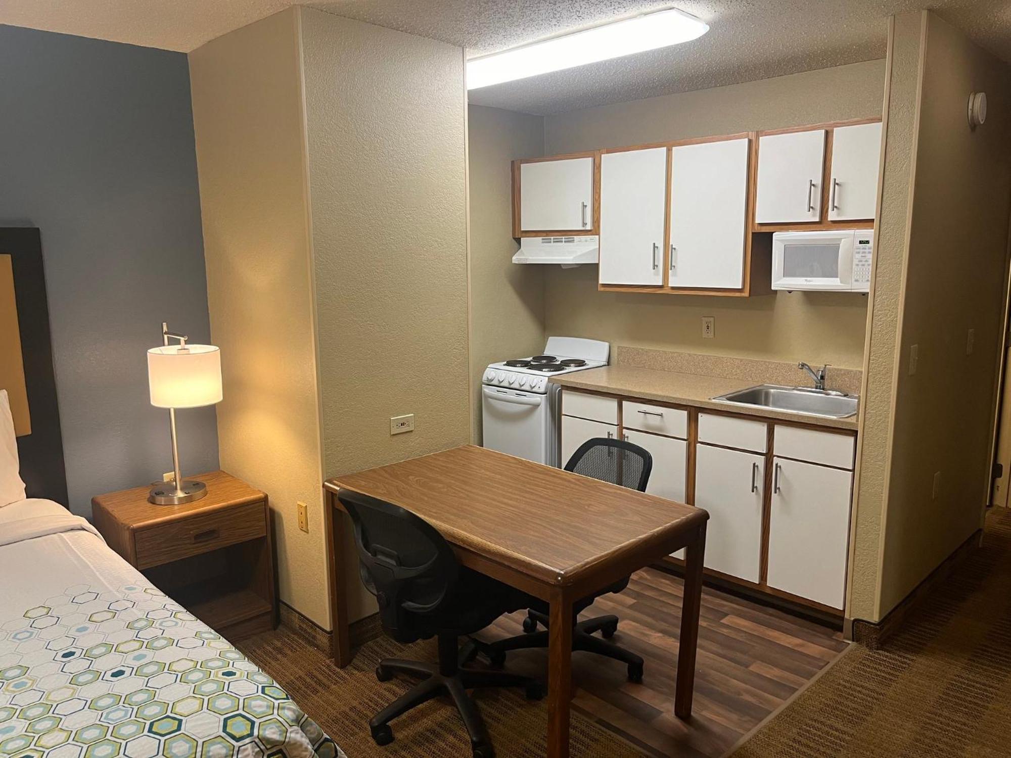 Hometowne Studios And Suites By Red Roof Greensboro Ngoại thất bức ảnh