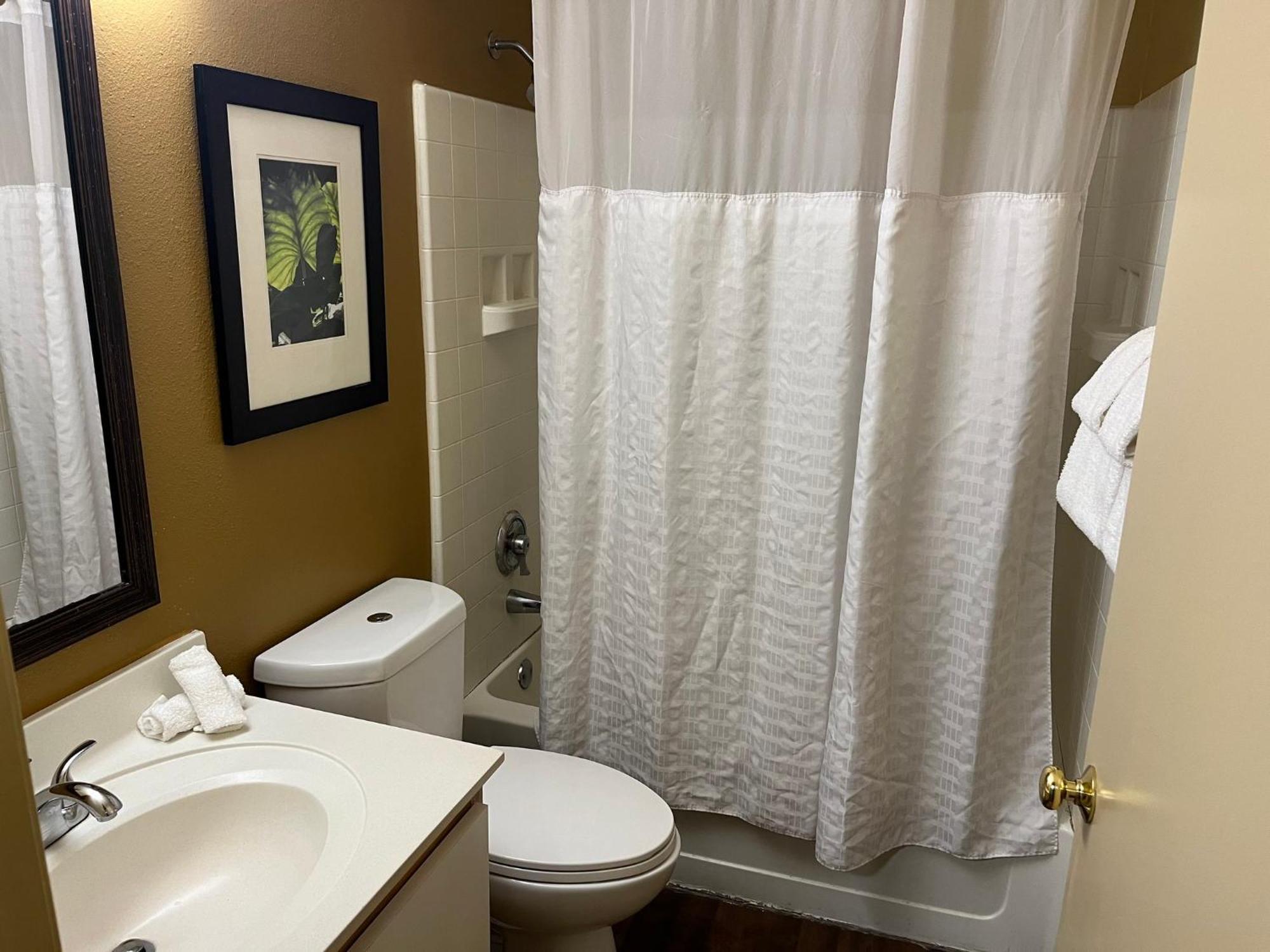 Hometowne Studios And Suites By Red Roof Greensboro Ngoại thất bức ảnh
