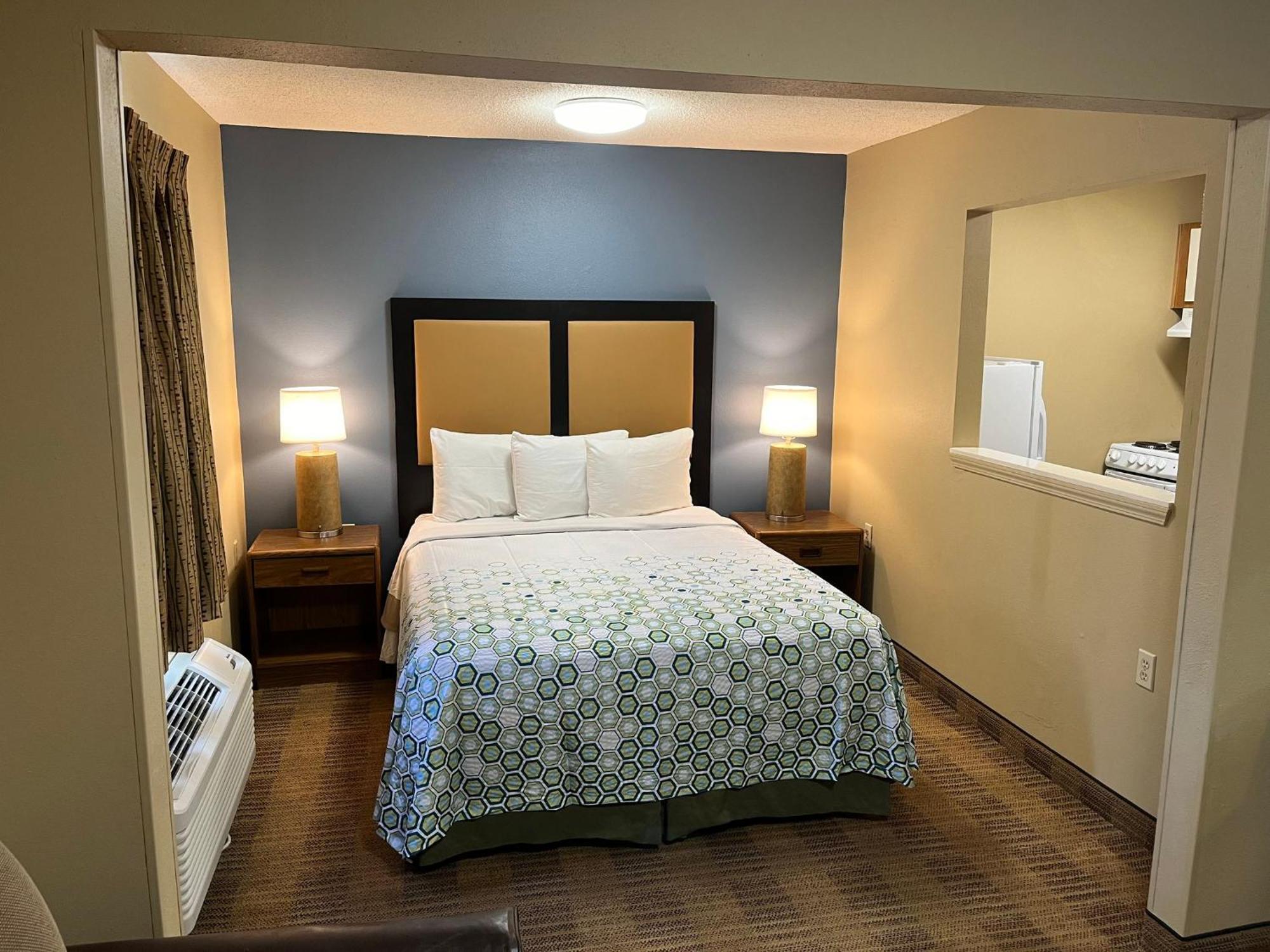 Hometowne Studios And Suites By Red Roof Greensboro Ngoại thất bức ảnh
