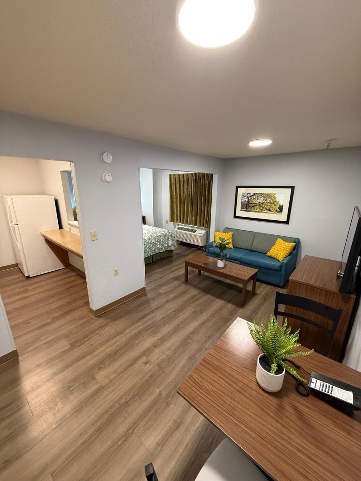 Hometowne Studios And Suites By Red Roof Greensboro Ngoại thất bức ảnh