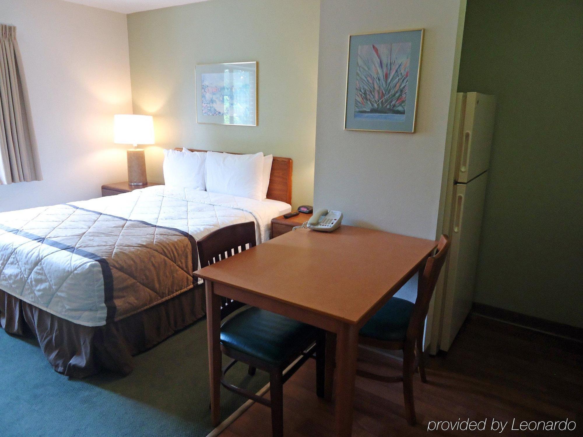 Hometowne Studios And Suites By Red Roof Greensboro Ngoại thất bức ảnh