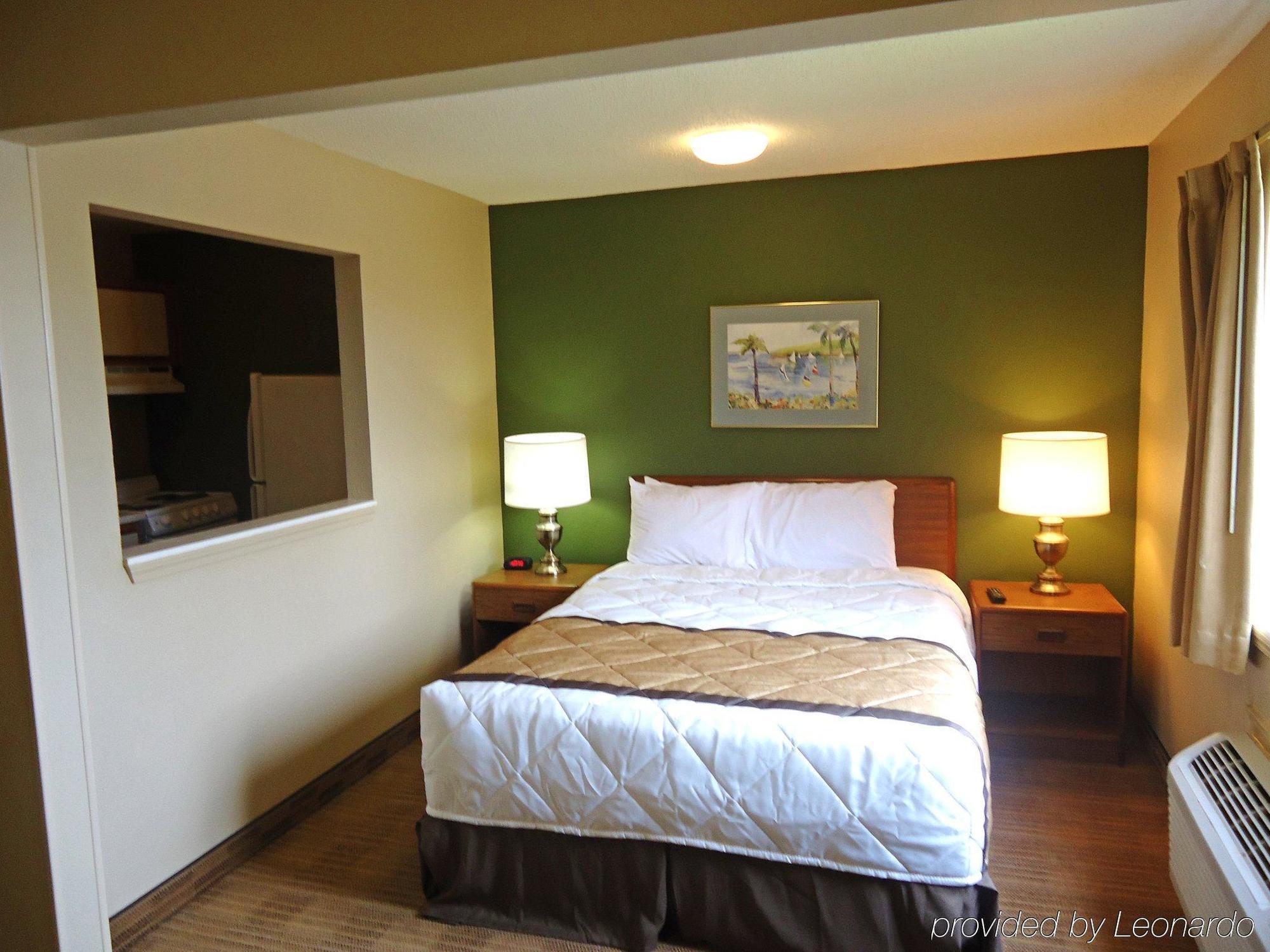 Hometowne Studios And Suites By Red Roof Greensboro Ngoại thất bức ảnh