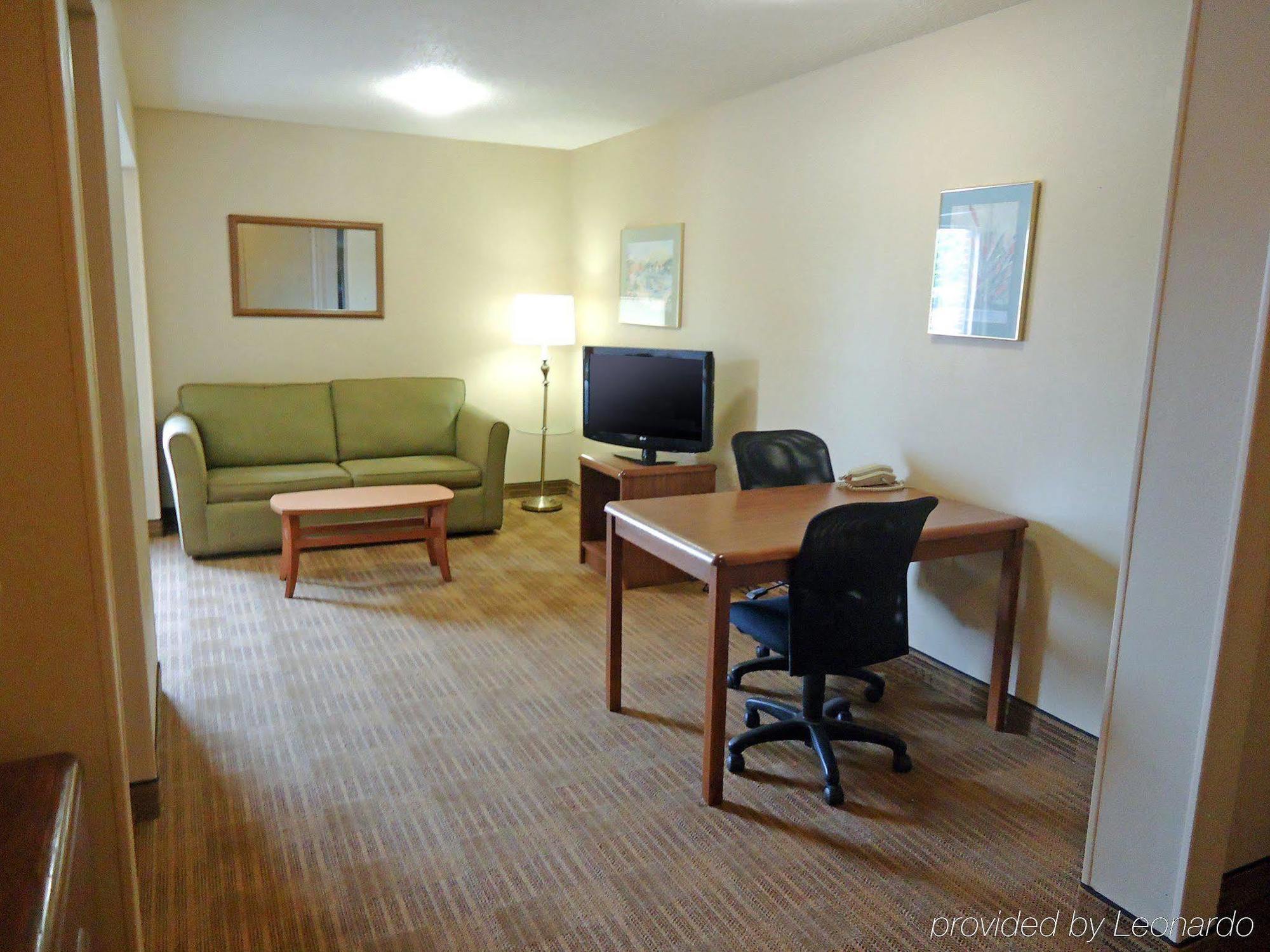 Hometowne Studios And Suites By Red Roof Greensboro Ngoại thất bức ảnh