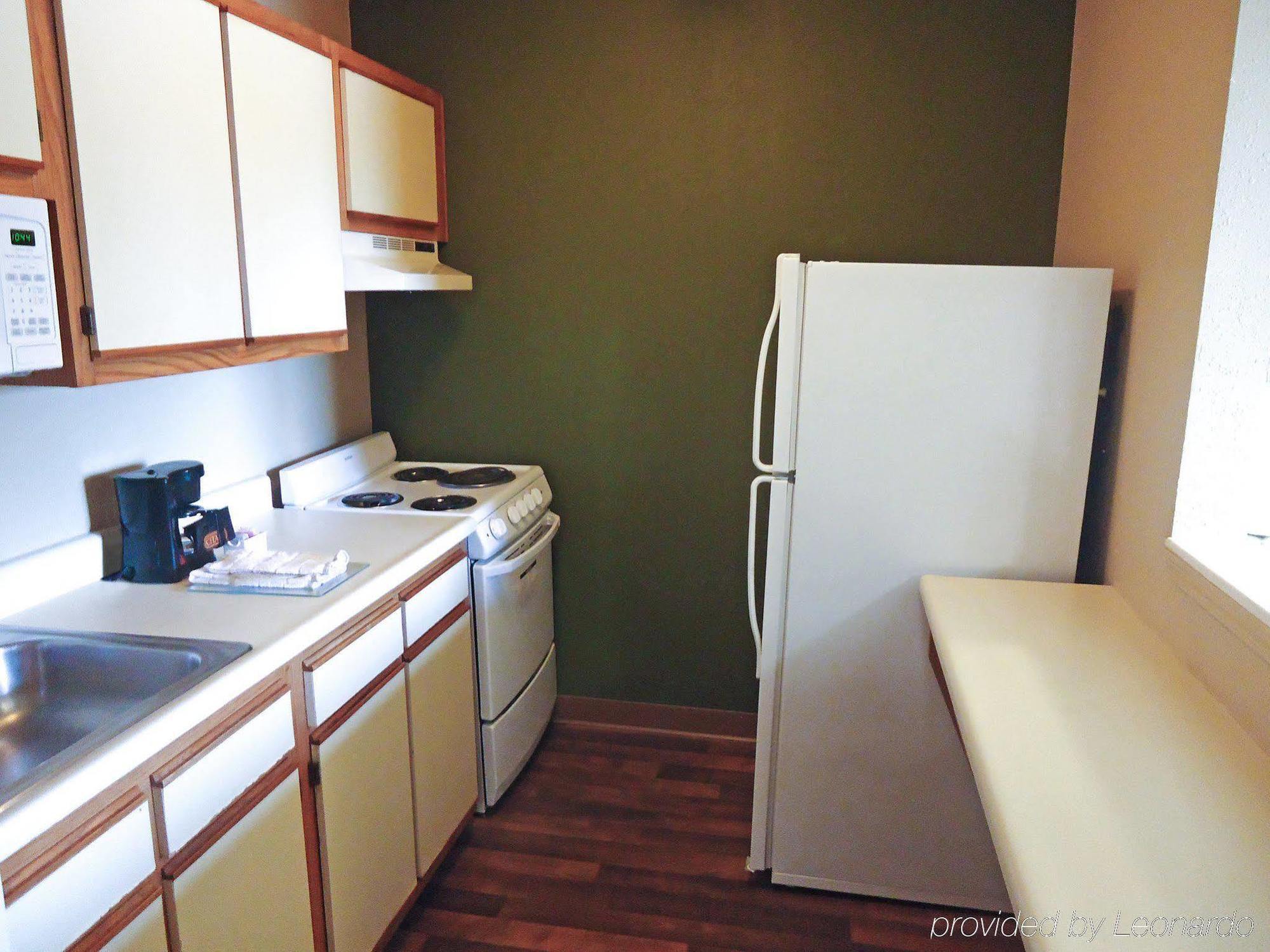Hometowne Studios And Suites By Red Roof Greensboro Ngoại thất bức ảnh
