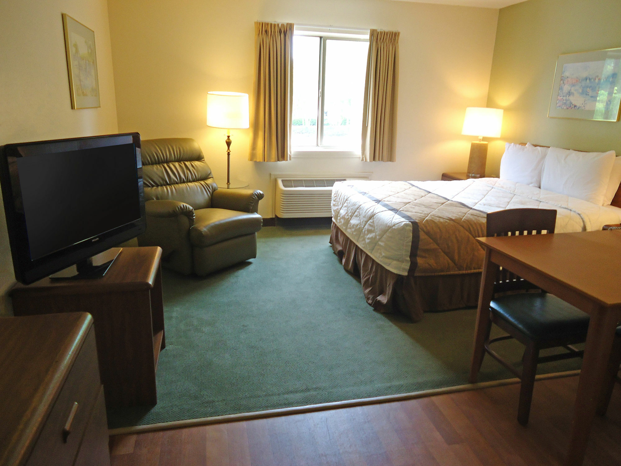 Hometowne Studios And Suites By Red Roof Greensboro Ngoại thất bức ảnh